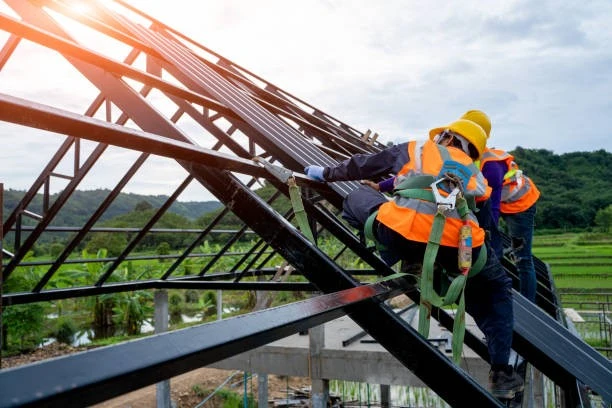 Equipa da Ópera Prima a montar estrutura metálica em obra